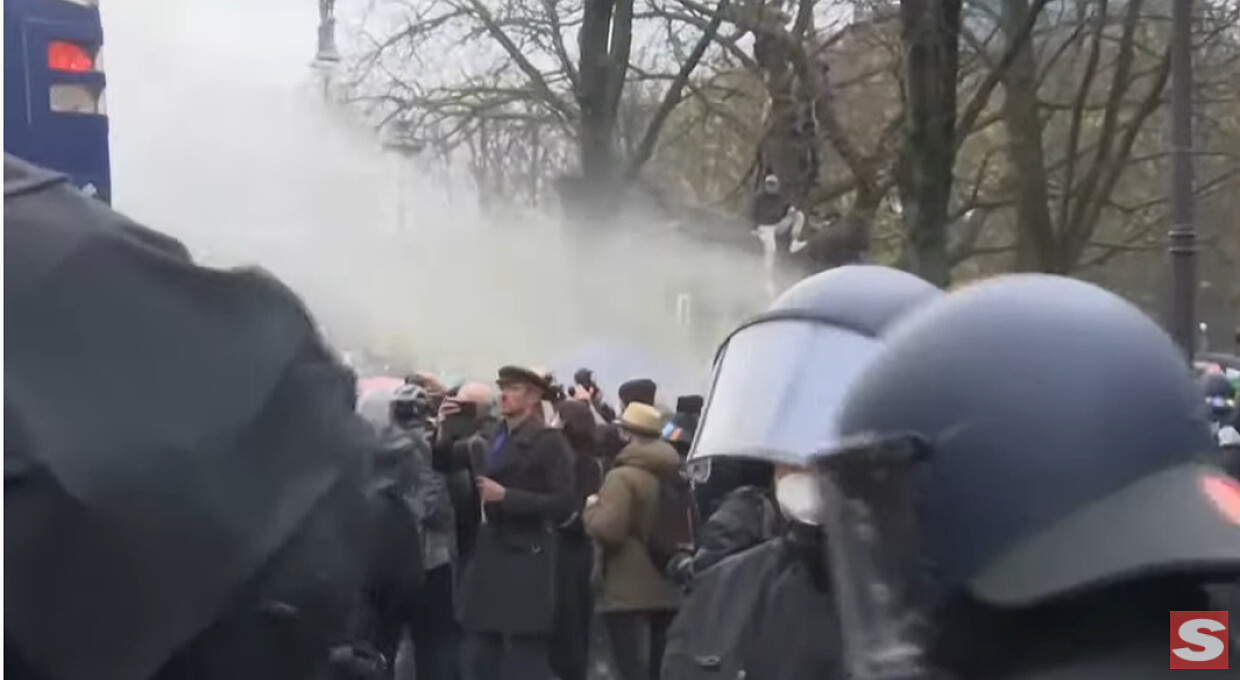 Полиция в Берлине успокаивала протестующих ковид-диссидентов водометами и слезоточивым газом