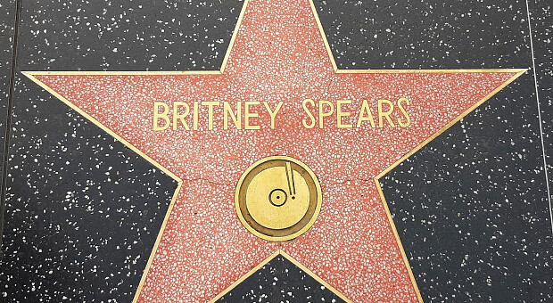Суд отстранил отца Бритни Спирс от опекунства над ней