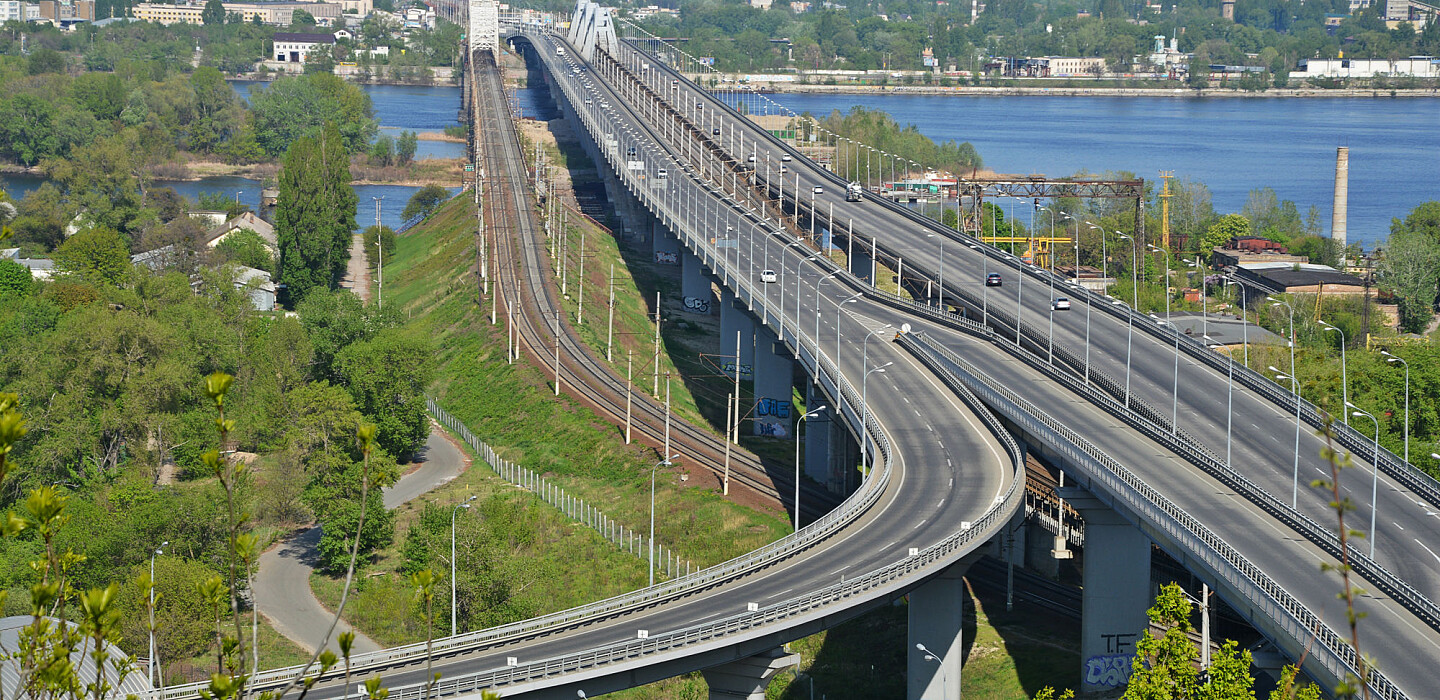 Мост кия. Дарницкий мост в Киеве. Дарницкий мост (Киев) мосты Киева. Дарницкий железнодорожно-автомобильный мост. Мост через Днепр в Киеве.