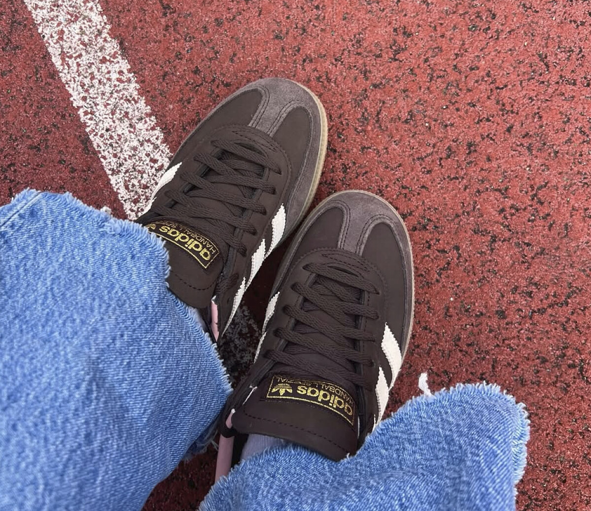 黒20、キャメル50 Модні кросівки 2026 – замшеві adidas повернулися у тренди | The Page