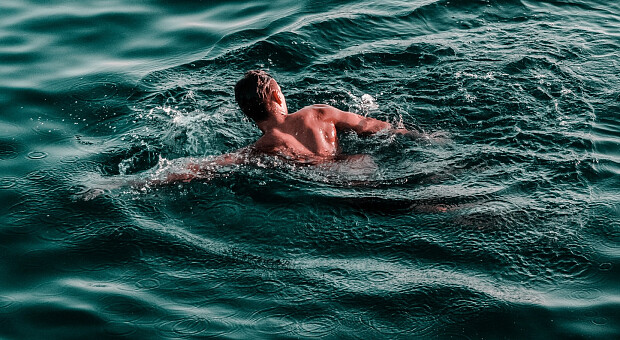 Як видалити волосся на спині в чоловіків. Топ-5 способів