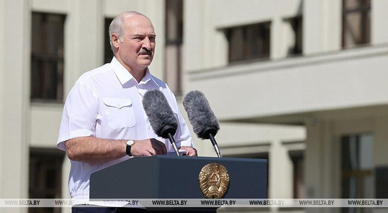 Лукашенко пообіцяв стати на коліна, але не став. У Мінську пройшли два мітинги-антагоністи
