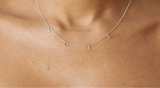 Вещь: ожерелье VOTE Мишель Обамы